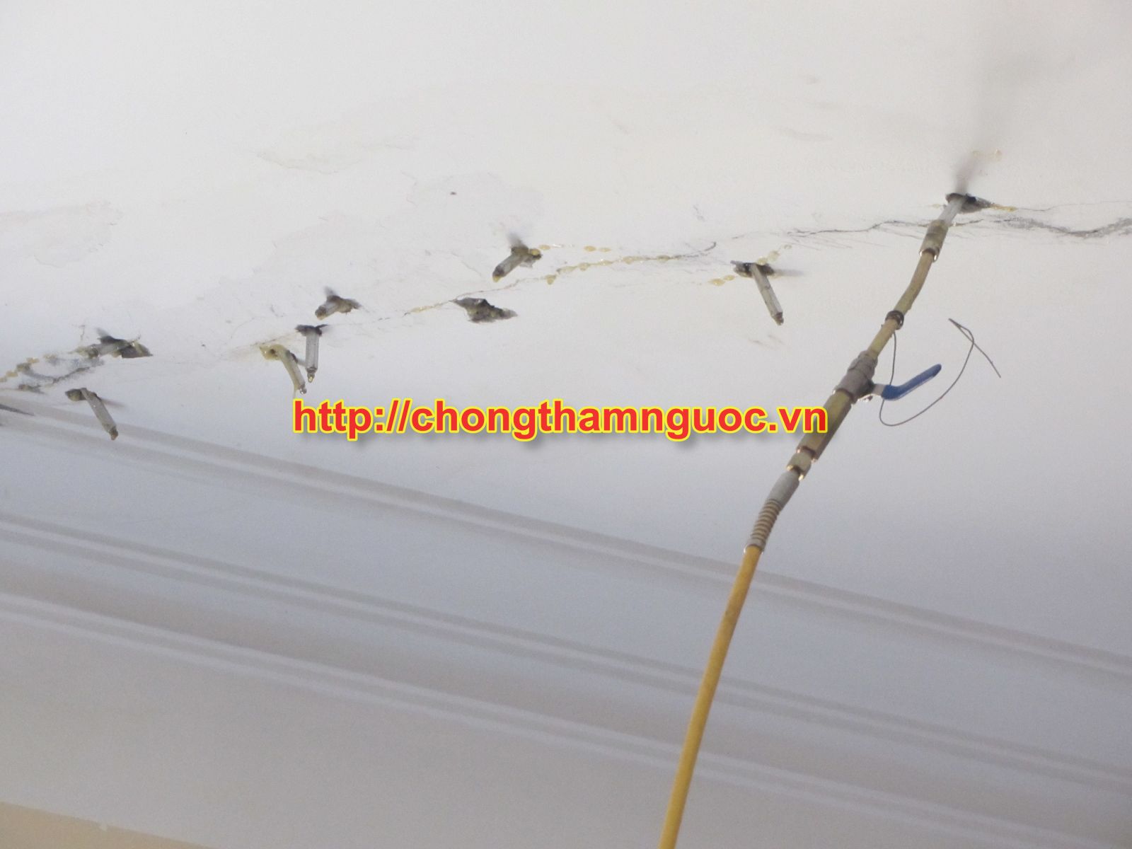 Bơm keo xử lý nứt trần mái nhà